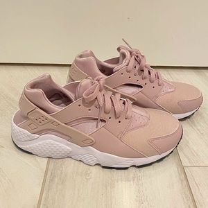 NIKE Air Huarache in Blush
